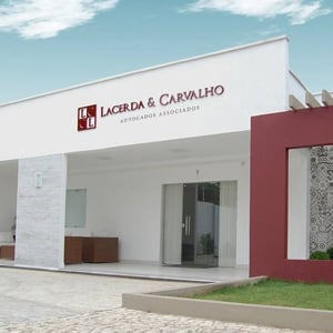 Em Juazeiro do Norte/CE, o céu emoldura a fachada do escritório de arquitetura moderna.